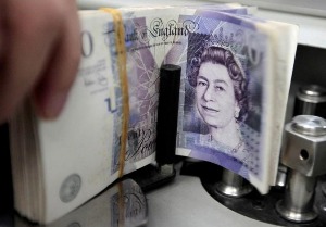 FILE PHOTO: A bank employee counts pound notes at Kasikornbank in Bangkok, Thailand October 12, 2010. REUTERS/Sukree Sukplang
