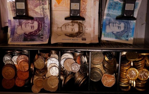 FILE PHOTO: Pound Sterling notes and change are seen inside a cash resgister in a coffee shop in Manchester, Britain, Septem,ber 21, 2018. REUTERS/Phil Noble