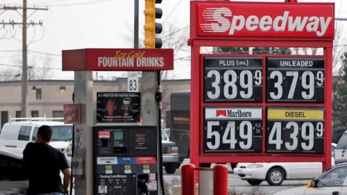 FILE PHOTO: A motorist fuels-up his car at a Speedway gas station in Des Plaines, Illinois, April 22, 2008. REUTERS/Kamil Krzaczynski/File Photo