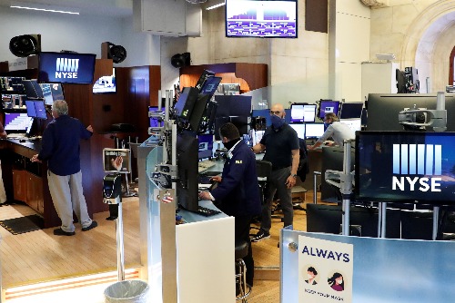 FILE PHOTO: Traders wear masks as they work on the floor of the New York Stock Exchange as the outbreak of the coronavirus disease (COVID-19) continues in the Manhattan borough of New York, U.S., May 28, 2020. REUTERS/Lucas Jackson