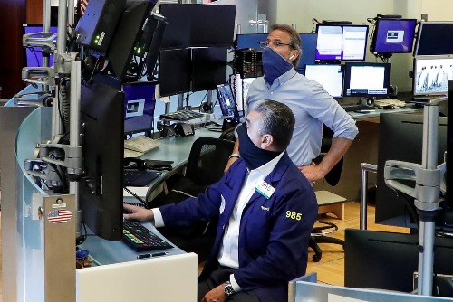 FILE PHOTO: Traders wear masks as they work on the floor of the New York Stock Exchange as the outbreak of the coronavirus disease (COVID-19) continues in the Manhattan borough of New York, U.S., May 27, 2020. REUTERS/Lucas Jackson