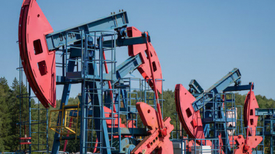 Oil Extends Gain on Iraq Outages, Tight Market Supports