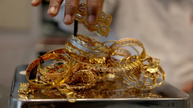 Gold Heads for Weekly Decline, US Data Dims Fed Rate Cut Hopes