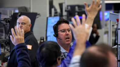 Wall St Ends Lower as Oil Spikes, US 10-Yr Yield Tops 5%