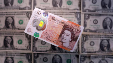 Sterling Climbs Versus Dollar, on Track for Weekly Rise