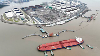 Oil Slips on Oversupply Concerns, Stronger Dollar