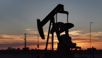 Oil Up 2%, Extending Gains on Dimming US-Iran Peace Hopes