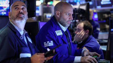 Wall St Rally Takes Breather as Cisco, Walmart Drop
