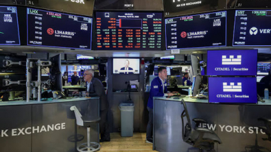 Stocks End Lower on Fading Iran Deal Hopes, Mixed Earnings