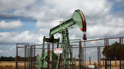 Oil Falls, Ukraine Talks Raise Prospect of Sanctions Easing