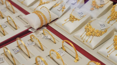 Gold Falls on Firmer Dollar, Dimming US Rate Cut Hopes