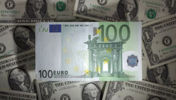 Euro's Dollar Resilience Faces Energy, Political Risks