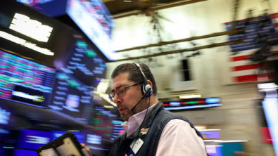Wall Street Ends Mixed as Earnings Lift the Dow