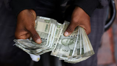 Rupee Slips, Lags most Asian Peers in Conjunction with Local Stocks