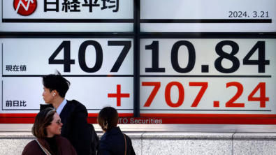 Asia Stocks Rise, Yen Plumbs 34-Y Low as BOJ Stands Pat on Rates