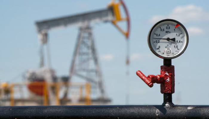 Oil Slips as Oman's Mina al Fahal Operates Normally