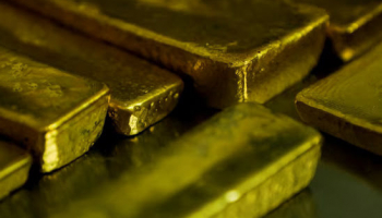 Gold Slips as Oil Rally Fuels Rate-Hike Bets Ahead of Fed