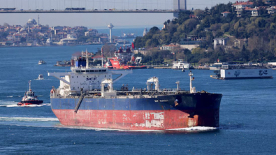 Oil Falls on Expected Weaker Demand, but Set for Weekly Gain