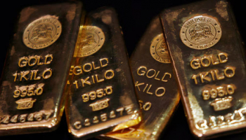 Gold Rises, Yet Set for Weekly Loss as Fed Rate Bets Build