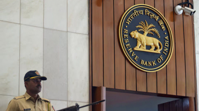 India Holds Rates as Expected, Flags Risks from US Tariffs