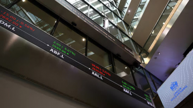 UK Stocks Set for Weekly Drop, Earnings-Driven Losses Weigh