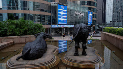 Stocks Slip as US Shifts Tariff Goalposts, Oil Skids