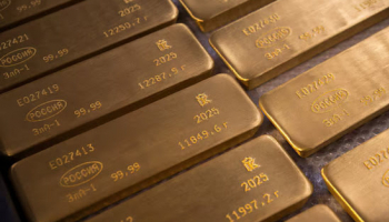 Gold Lingers Near 7-Month Low on Rate Hike Bets
