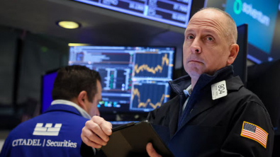 Wall St Sells Off ahead of Jobs Report, Investors Digest Fed Comments