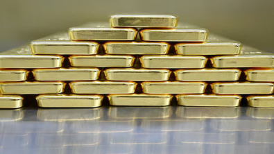 Gold Set for Weekly Gain on US Payrolls Miss, Broader Uncertainty