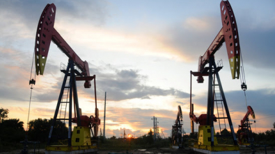Oil Heads for Weekly Gain, Middle East Supply Risks Persist