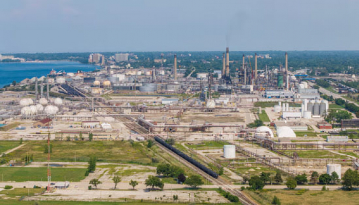 Oil Edges Down as Markets Weigh US-Iran Strike Risks