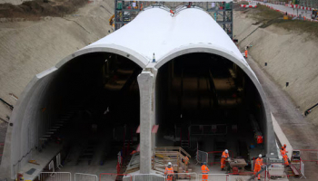 UK Services Firms Report Surge in Costs, Fading Optimism as Iran War Takes Toll