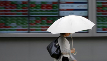 Shares Dip, Oil Up as Investors Wrestle with Iran Risks