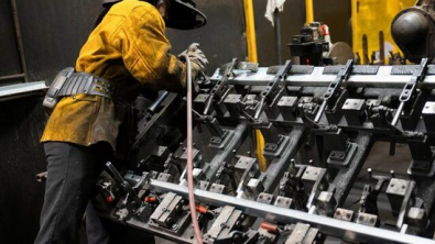 US Manufacturing Output Increases; Homebuilder Sentiment Ticks Up
