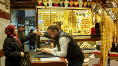 Gold Rises more than 1%, on Track for Worst Month since 2008