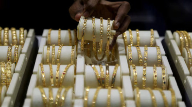Gold Falls on Rising Odds of Fed Rate Hike, Stronger Dollar