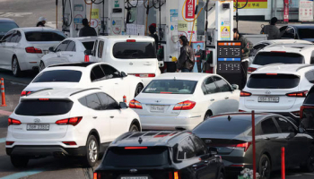 Oil Pares Gains, Still on Track for Record Surge as Iran War Escalates