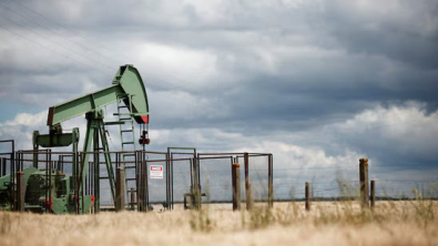 Oil Steadies, Supply Fear Keeps it on Track for Weekly Gain