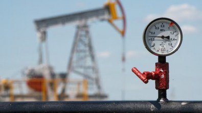 Oil Eases amid Uncertainty around Russia-Ukraine Peace Plan, Oversupply Worries