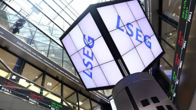 UK Stocks Edge Higher as Oil Retreats; Fed Verdict in Focus