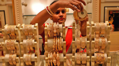 Gold Hovers near 3-Week Low, Trade War Fears Ebb, USD Firms