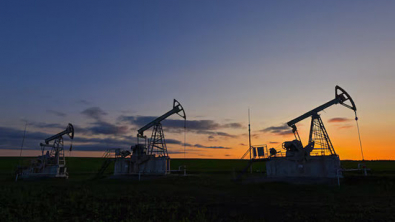 Oil Edges Higher as Investors Weigh Market Outlook