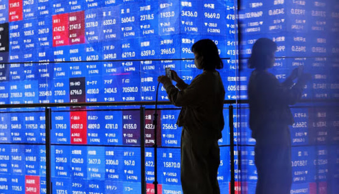 Asian Stocks Dip as Brent Holds $100, Yields Near Peak