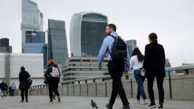UK Firms Plan 3% Pay Rises in Coming Year, see AI Hit to Jobs, Survey
