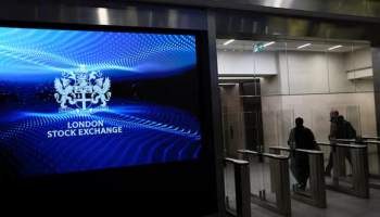 London Stocks Flat as Oil, Rate-Hike Bets Weigh