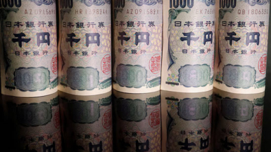 Yen Struggles on Trade Woes, Aussie Jumps on Surprise RBA Hold