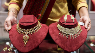 Gold Falls as Hot US Inflation Data Diminish Rate Cut Bets