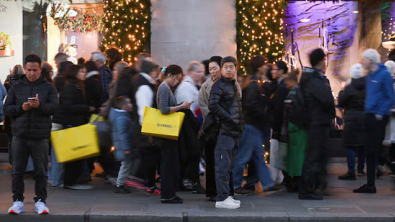 UK Retailers' Confidence Collapses to 17-Year Low before Budget