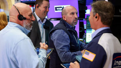 Wall St Stocks Touch Records on Upbeat Earnings, Dip in Oil