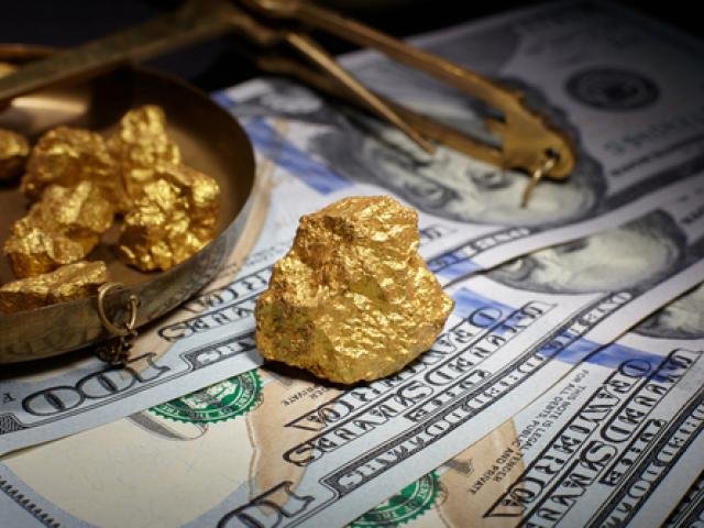 Dollar flickers to life; Gold rally takes a breather